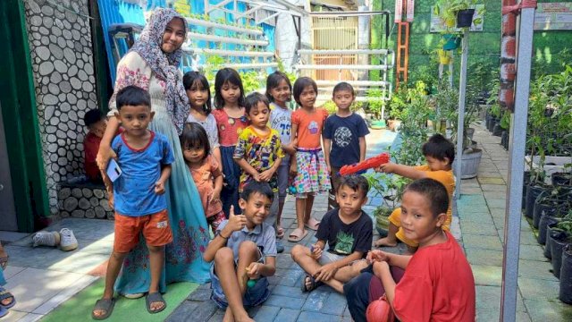 Dewan Lorong (Delor) Haderslev, Sarmila bersama anak-anak warga setempat (Portal Media/Reza)