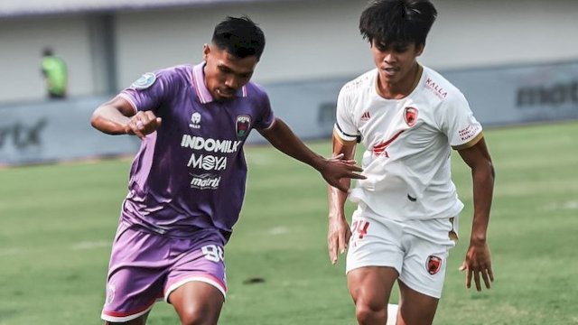Duel pemain Persita Tangerang vs pemain PSM Makassar di pekan ke-30 BRI Liga 1 2022/2023, Senin (13/3/2023). Foto: Dok. Persita Tangerang