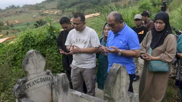 IAS saat berziarah ke makam kakek buyutnya di Enrekang. 