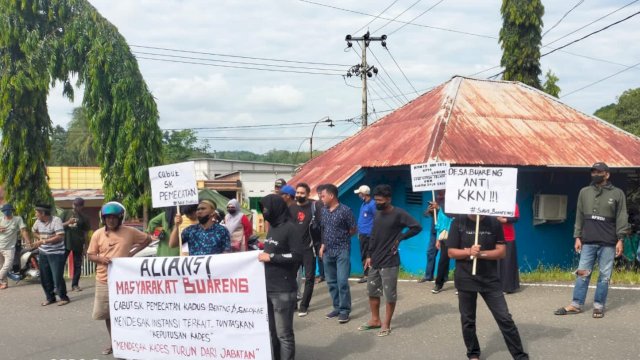 Puluhan Warga Demo di DPRD Bone, Tak Terima Kadusnya Diberhentikan Sepihak oleh Kades