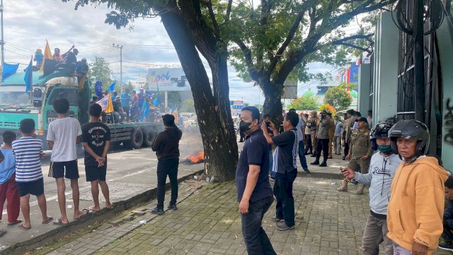 Aksi demontrasi ratusan buruh di depan kantor DPRD Sulsel. Foto: Portalmedia.id/Reza
