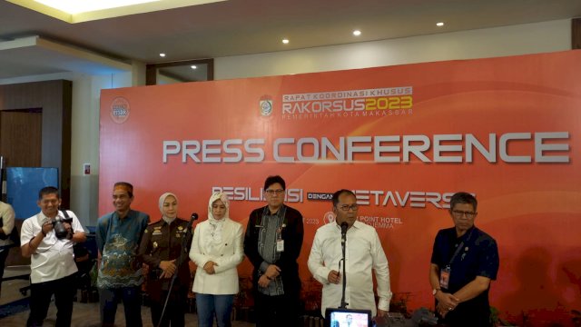 Wali Kota Makassar Moh Ramdhan Pomanto didampingi oleh Wakil Wali Kota Makassar Fatmawati Rusdi, Bersama Ketua DPRD Makassar Rudianto Lallo pada konfrensi pers Rakorsus 2023 di Hotel Four Point By Sheraton Makassar, Selasa (14/2)/ (Portal Media/Nurfitri)