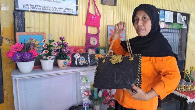 Roswida, wanita pengrajian limbah sampah plastik jadi disulap menjadi tas cantik (Portal Media/Reza)