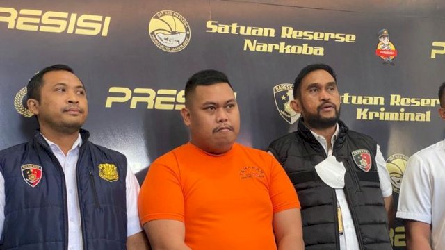 Penyidik Polres Metro Jakarta Barat memutuskan menangkap dan menjebloskan Selebgram Akbar alias Ajudan Pribadi ke penjara karena dikhawatirkan yang bersangkutan melarikan diri. Foto: dok liputan6