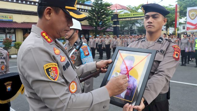 Kapolrestabes Makassar, Kombes Pol Budhi Haryanto yang mencoret foto Brigpol BA sebagai simbol pemecatan. (Foto:Ist/reza)
