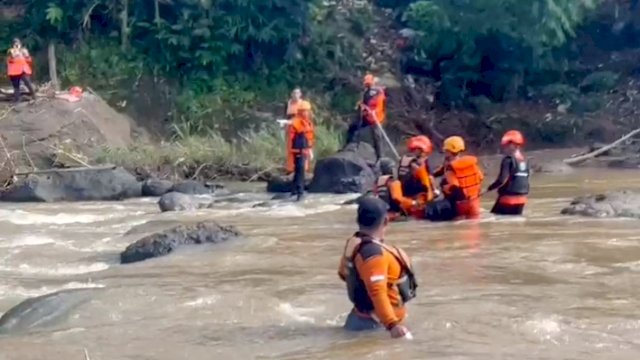 Tim SAR gabungan yang melakukan proses evakuasi terhadap dua jasad pekerja proyek bendungan yang terbawa arus sungai. Foto: ist