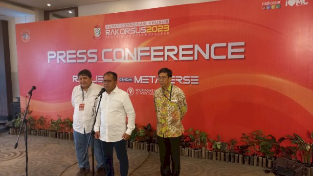 Wali Kota Makassar Danny Pomanto bersama Fisikawan Prof Yohanes Surya dan Prof Mochammad Hariadi. Foto: Portalmedia.id/Fitri
