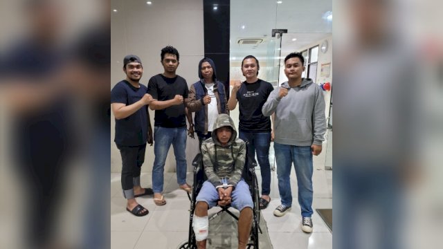 Pelaku pencurian disertai kekerasan atau Curas (duduk kursi roda) mendapatkan perawatan medis usai dihadiahi timah panas polisi. (Portal Media/Reza)