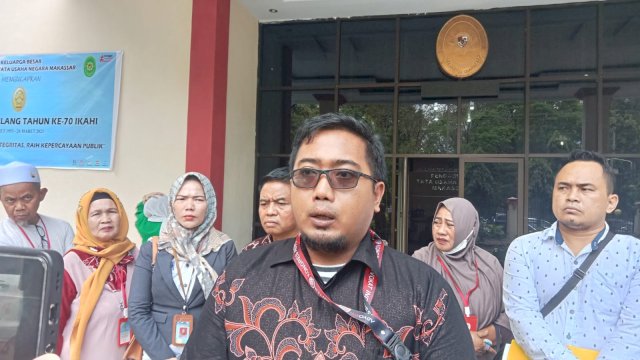 Kuasa hukum tiga ASN saat diwawancarai awak media di PTUN Makassar (Portal Media/Reza)