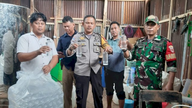 Tim gabungan TNI-Polri yang melakukan penggerebekan di pabrik miras oplosan 'Cap Tikus'. Foto: ist