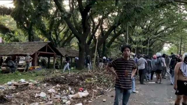 Puluhan mahasiswa di Kampus Unhas Makassar yang terlibat saling lempar batu (ist)