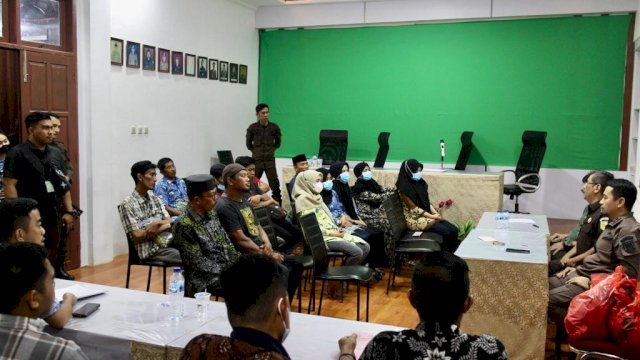 Tim Kejari Bone yang melakukan penahanan terhadap belasan tersangka yang terlibat jual beli ijazah strata 1 di STIEM LPI Makassar. Foto: ist