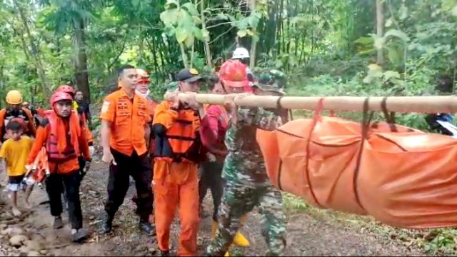 Tim SAR gabungan yang melakukan proses evakuasi jasad pekerja terbawa arus di bendungan Pamukkulu Takalar. Foto: ist 