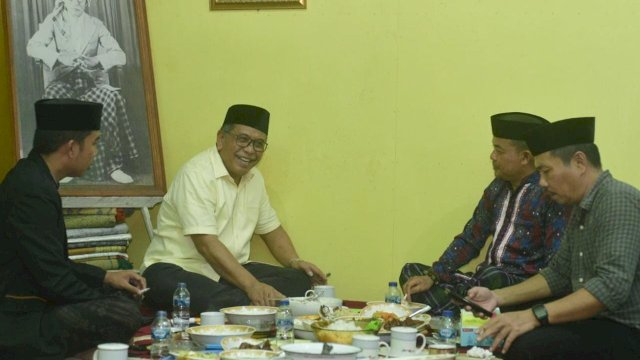 Usai Doakan GubernurKu, Jemaah Khalwatiyah Wajo Makan Malam Bareng IAS