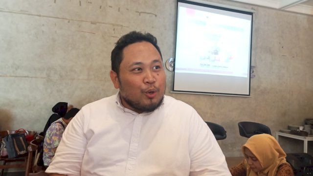 Ketua Asosiasi Muslim Penyelenggara Haji dan Umrah Republik Indonesia (AMPHURI) DPD Sulawesi, Maluku dan Papua (Sulampua) yakni Ardiansyah Arsyad saat diwawancarai awak media. Foto: Portalmedia.id/Reza