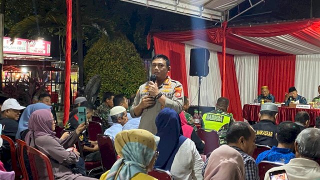 Kepala Kepolisian Resor Kota Besar (Kapolrestabes) Makassar, Kombes Pol Budhi Haryanto saat menghadiri Silaturahmi dan Tatap Muka atau Tudang Sipulung di Kecamatan Makassar, Jumat (17/3/2023) malam (Portal Media/Reza)