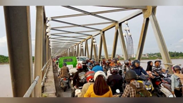 Kondisi kemacetan di Jembatan Barombong Makassar/Int