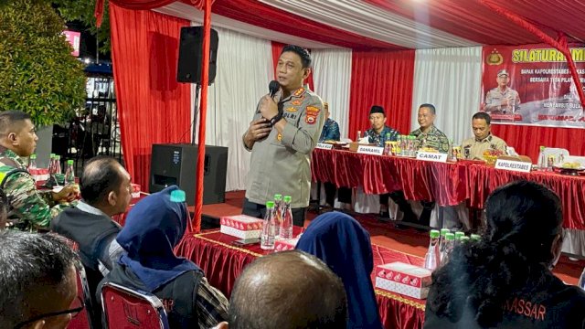 Kegiatan tatap muka langsung atau Tudang Sipulung ratusan warga bersama Kapolrestabes Makassar, Kombes Pol Budhi Haryanto di Kecamatan Makassar (Portal Media/Reza)