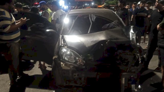 Kondisi mobil berjenis citycar yang rinsek parah di bagian depan usai menabrak motor dan tiga mobil terparkir (ist)