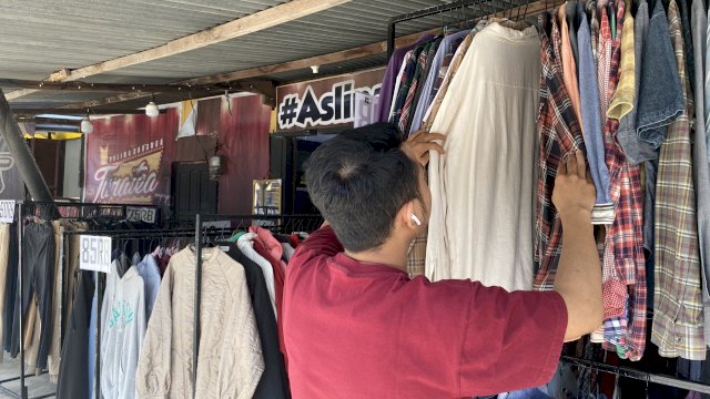 Salah satu lapak penjual pakaian bekas atau cakar yang terletak di Jalan Syekh Yusuf, Kecamatan Rappocini, Kota Makassar, Sulawesi Selatan. Foto: Portalmedia.id/Reza