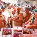 Warga Gowa Berburu Sembako Murah di Pasar Tani untuk Persiapan Ramadan