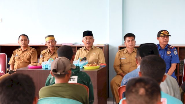 Bupati Bantaeng, Ilham Azikin saat meresmikan aula karantina sosial di Desa Kayuloe, Senin, 19 Maret 2023. (IST)