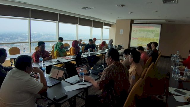 Dinas Lingkungan Hidup (DLH) Makassar saat memaparkan progres pembangunan Pengolahan Sampah Menjadi Energi Listrik atau PSEL kepada Kementrian Koordinator Bidang Kemaritiman dan Investasi (Kemenko Marvest) di Banten. (Ist)