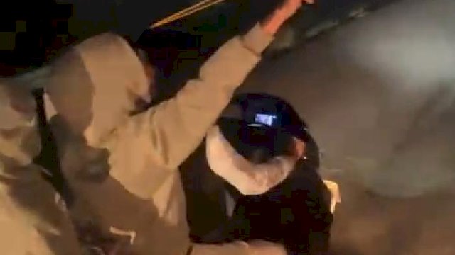 Seorang pemuda memakai sweter abu-abu berboncengan tiga membawa anak panah. (tangkapan layar)/Ist