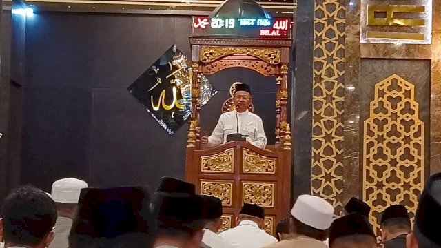 Bupati Kabupaten Jeneponto, Iksan Iskandar saat mengisi ceramah di Masjid Agung, malam ini. (IST)