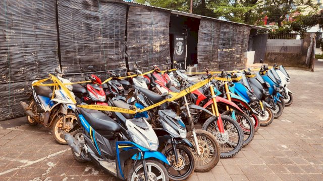 Polisi mengamankan 20 unit kendaraan roda dua berbagai merek dari komplotan pelaku curanmor lintas kabupaten di Sulsel.