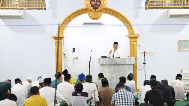 Danny Pomanto saat ceramah singkatnya usai salat Subuh berjamaah bersama masyarakat di Masjid Nur Al Aqsha, Jl Amirullah, Mamajang, Kamis, (23/03/2023).