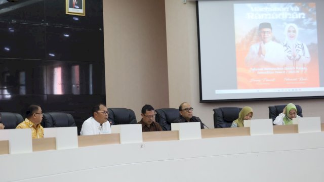 Wali Kota Makassar Danny Pomanto, bersama Kepala Bappeda Makassar Helmy Budiman, saat Rapat Koordinasi Pemkot Makassar, Ruang Sipakata Lt.2 Balai Kota Makassar/ist