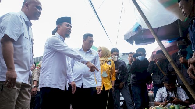 Gubernur Sulsel Andi Sudirman Sulaiman saat meninjau Pasar Terong Makassar untuk mengecek ketersediaan bahan kebutuhan dan stabilitas harga/Ist