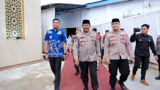 Peresmian Kapolda Sulsel, Irjen Pol Nana Sudjana  yang ditandai dengan penandatanganan prasasti dan pemotongan pita/Ist