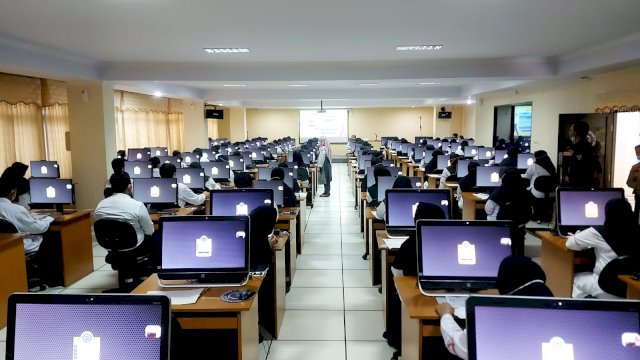 Honorer Kementerian Agama (Kemenag) se Sulsel, mengikuti Computer Assisted Test (CAT) di Aula Kantor Regional IV Badan Kepegawaian Negara (BKN) Makassar, Minggu, 26 Maret 2023.