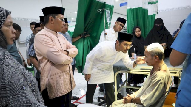 Danny Pomanto menjenguk korban rubuhnya kubah Masjid Ittifaqul Jamaah.