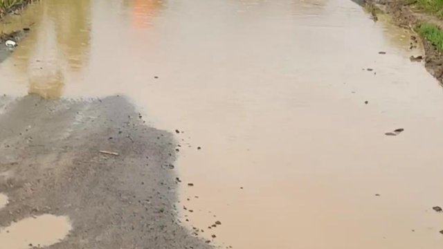 jalan di Lingkungan Manjangloe, Kelurahan Manjangloe terlihat menyerupai kubangan kerbau/Ist