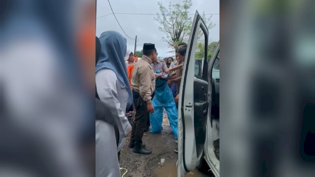  Petugas Dinsos Makassar yang mengamankan salah seorang pria yang diduga ODGJ/ Ist