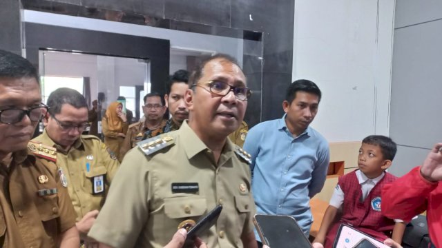 Wali Kota Makassar Moh Ramdhan Pomanto saat memberi keterangan pers ke awak media (Portal Media/ Fitri)