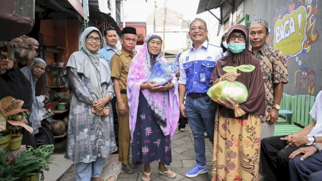 Direktur Utama PDAM Kota Makassar Beni Iskandar saat mengunjungi Longwis Marient sekaligus membagikan sembako kepada warga setempat/Ist