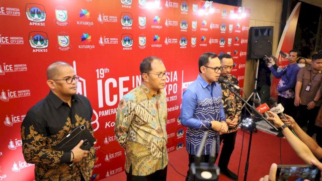 Wali Kota Makassar Danny Pomanto bersama Ketua Umum APEKSI Bima Arya saat Konferensi Pers di Hotel Claro, Selasa (28/03/2023). (Ist)