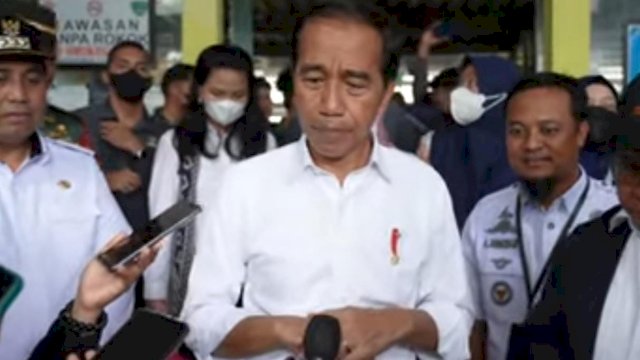 Tangkapan Layar Channel Youtube Sekretarian Presdir saat Presiden berkunjung ke Pasar Tramo. Foto: dok