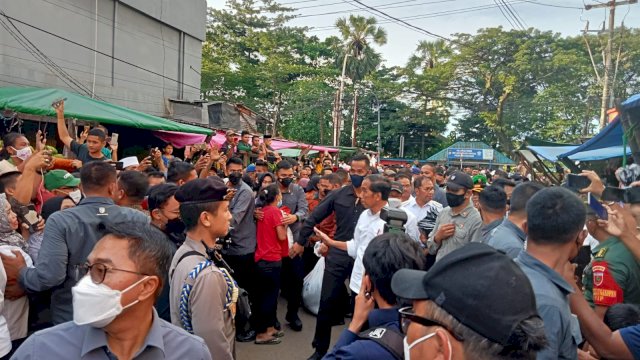 Presiden Joko Widodo saat mengunjungi dan menyapa pedagang di Pasar Terong Makassar(Portal Media/Fitri) 