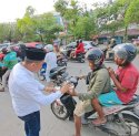 Yayasan Binaan Ketua DPRD Makassar  Gelar Aksi Sosial Bagikan Takjil ke Pengguna Jalan