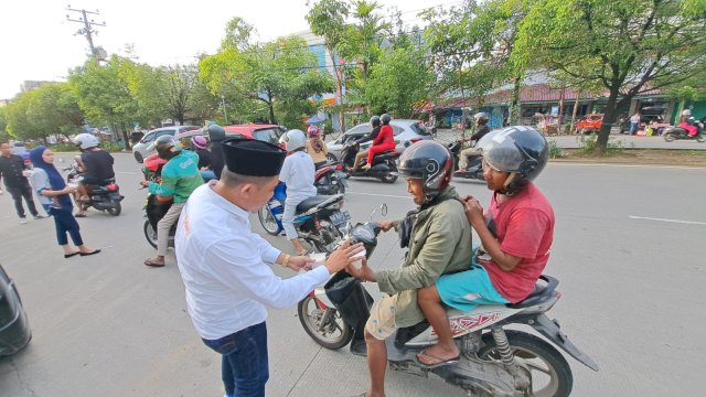 Ketua Yayasan Anak Rakyat Indonesia, Sukarno Lallo turun langsung membagikan takjil  kepada pengguna jalan di Jalan Boulevard Makassar/Ist