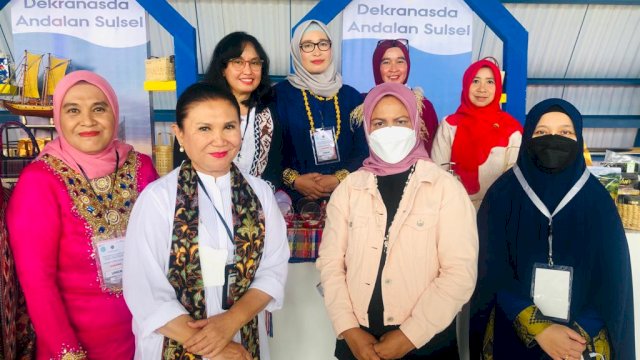 Iriana Jokowi begitu kagum dengan sejumlah produk unggulan yang dipamerkan Dekranasda Sulsel.