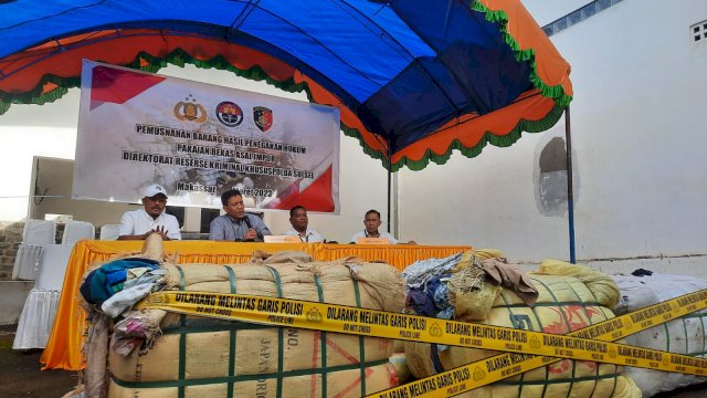Subdit Indag Ditreskrimsus Polda Sulsel membongkar gudang penyimpanan ratusan bal pakaian bekas.