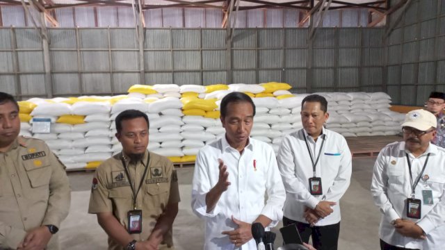 Presiden RI Joko Widodo saat memberikan keterangan Pers di Gudang Bulog Batangase. Foto: Portalmedia.id/Nurfitri