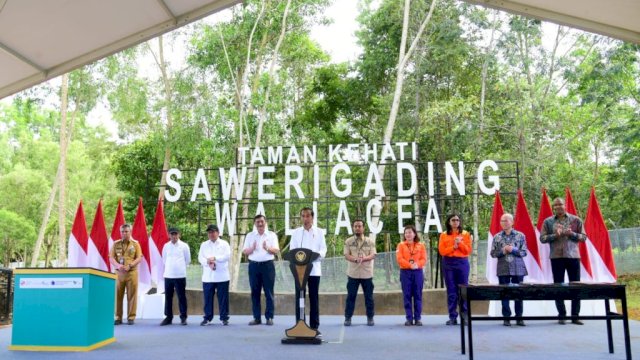Presiden saat meresmikan Taman Kehati Sawerigading Wallacea, yang ada di kawasan pertambangan nikel yang dikelola oleh PT Vale, di Kabupaten Luwu Timur, Sulawesi Selatan, Kamis, 30 Maret 2023.