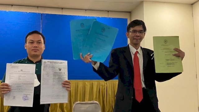 Kuasa hukum PT Kencana Royalindo dan Hotel M-Regency yang menunjukkan bukti-bukti laporan (Portal Media/Aldy)